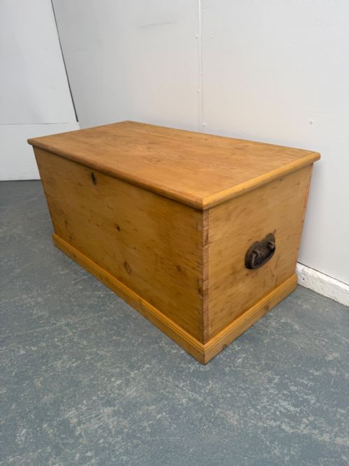 A BEAUTIFULLY WAXED ANTIQUEOLD PINE HEART VICTORIAN BOX
