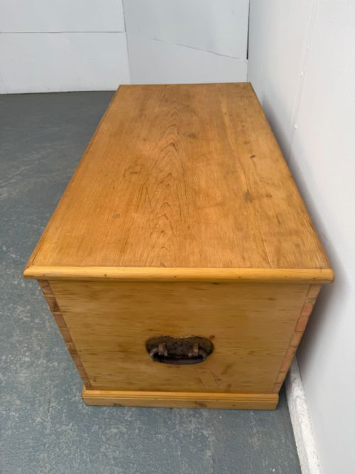A BEAUTIFULLY WAXED ANTIQUEOLD PINE HEART VICTORIAN BOX - ADDITIONAL PHOTO 1