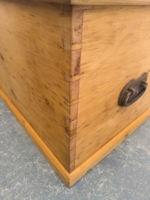 A BEAUTIFULLY WAXED ANTIQUEOLD PINE HEART VICTORIAN BOX - ADDITIONAL PHOTO 2