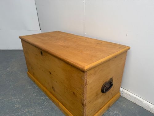 A BEAUTIFULLY WAXED ANTIQUEOLD PINE HEART VICTORIAN BOX - ADDITIONAL PHOTO 10