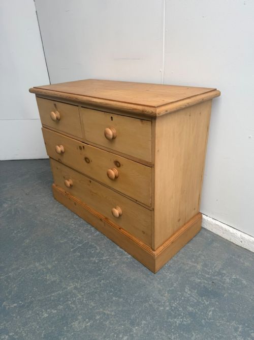 A MINT CLEAN WAXED ANTIQUE OLD PINE VICTORIAN 4 DRAWER CHEST OF DRAWERS