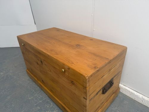 AN ANTIQUE OLD PINE VICTORIAN WAXED BOX - ADDITIONAL PHOTO 2