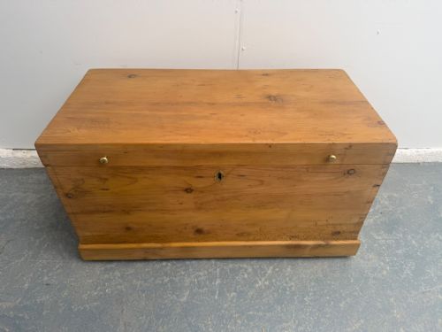 AN ANTIQUE OLD PINE VICTORIAN WAXED BOX - ADDITIONAL PHOTO 3