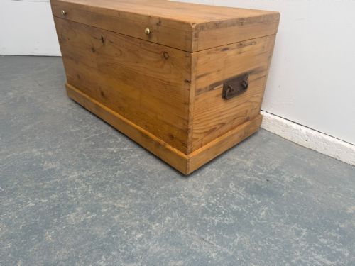 AN ANTIQUE OLD PINE VICTORIAN WAXED BOX - ADDITIONAL PHOTO 5