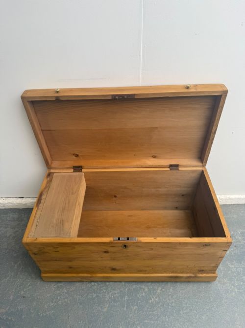 AN ANTIQUE OLD PINE VICTORIAN WAXED BOX - ADDITIONAL PHOTO 6
