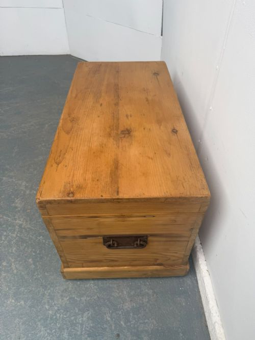 AN ANTIQUE OLD PINE VICTORIAN WAXED BOX - ADDITIONAL PHOTO 8