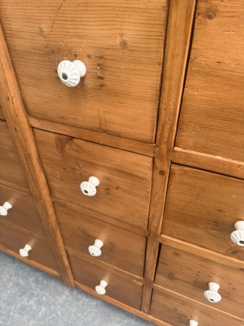AN AMAZING ANTIQUE OLD PINE VICTORIAN 30 DRAWER BANK OF DRAWERS - ADDITIONAL PHOTO 1