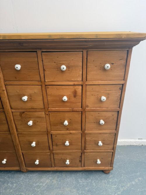 AN AMAZING ANTIQUE OLD PINE VICTORIAN 30 DRAWER BANK OF DRAWERS - ADDITIONAL PHOTO 2