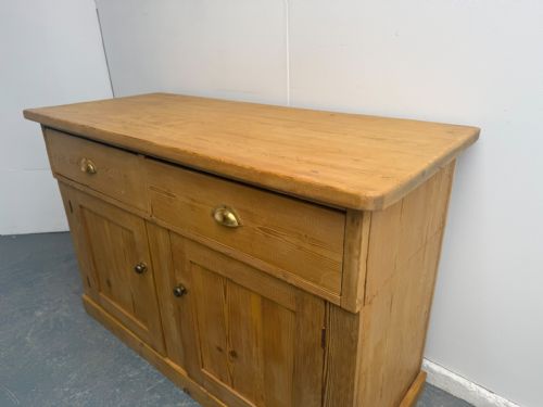 A CLASSIC ENGLISH VICTORIAN ANTIQUE PINE WAXED WIDE 2 DOOR 2 DRAWER DRESSER BASE - ADDITIONAL PHOTO 1