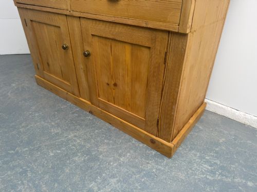 A CLASSIC ENGLISH VICTORIAN ANTIQUE PINE WAXED WIDE 2 DOOR 2 DRAWER DRESSER BASE - ADDITIONAL PHOTO 2