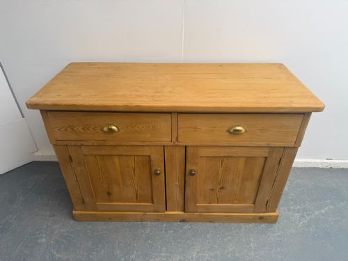 A CLASSIC ENGLISH VICTORIAN ANTIQUE PINE WAXED WIDE 2 DOOR 2 DRAWER DRESSER BASE - ADDITIONAL PHOTO 3
