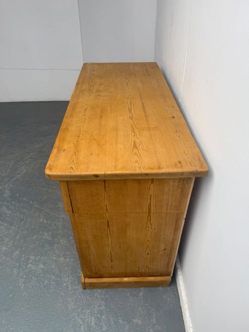 A CLASSIC ENGLISH VICTORIAN ANTIQUE PINE WAXED WIDE 2 DOOR 2 DRAWER DRESSER BASE - ADDITIONAL PHOTO 4