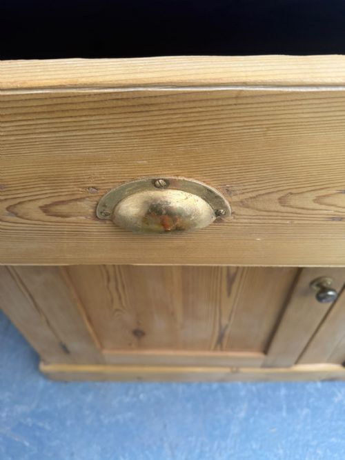 A CLASSIC ENGLISH VICTORIAN ANTIQUE PINE WAXED WIDE 2 DOOR 2 DRAWER DRESSER BASE - ADDITIONAL PHOTO 5
