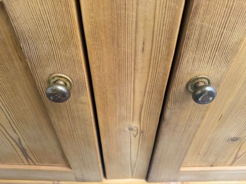 A CLASSIC ENGLISH VICTORIAN ANTIQUE PINE WAXED WIDE 2 DOOR 2 DRAWER DRESSER BASE - ADDITIONAL PHOTO 6
