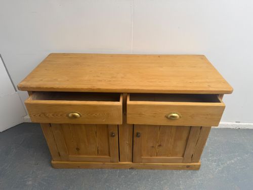 A CLASSIC ENGLISH VICTORIAN ANTIQUE PINE WAXED WIDE 2 DOOR 2 DRAWER DRESSER BASE - ADDITIONAL PHOTO 7