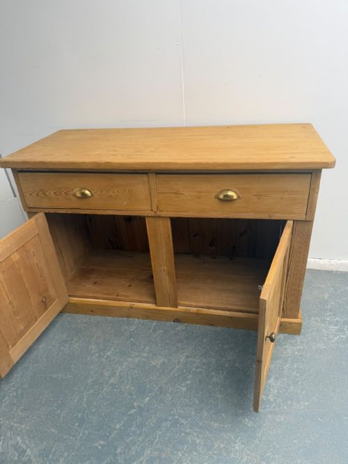A CLASSIC ENGLISH VICTORIAN ANTIQUE PINE WAXED WIDE 2 DOOR 2 DRAWER DRESSER BASE - ADDITIONAL PHOTO 8