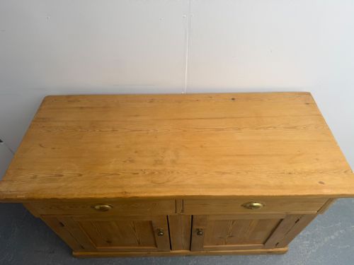 A CLASSIC ENGLISH VICTORIAN ANTIQUE PINE WAXED WIDE 2 DOOR 2 DRAWER DRESSER BASE - ADDITIONAL PHOTO 9