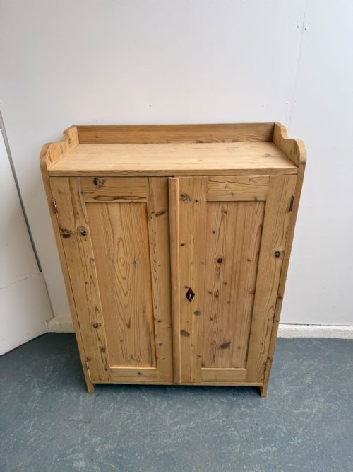 A SUPERBLY FITTED VICTORIAN ANTIQUEOLD PINE STORAGE CUPBOARD TO WAXPAINT - ADDITIONAL PHOTO 10