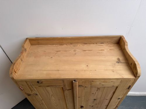 A SUPERBLY FITTED VICTORIAN ANTIQUEOLD PINE STORAGE CUPBOARD TO WAXPAINT - ADDITIONAL PHOTO 1