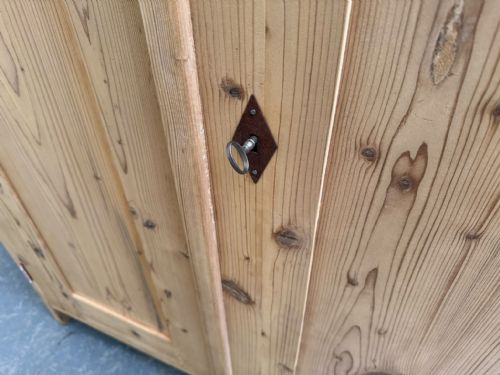 A SUPERBLY FITTED VICTORIAN ANTIQUEOLD PINE STORAGE CUPBOARD TO WAXPAINT - ADDITIONAL PHOTO 2