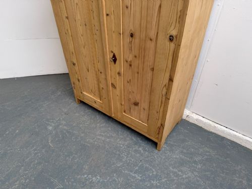 A SUPERBLY FITTED VICTORIAN ANTIQUEOLD PINE STORAGE CUPBOARD TO WAXPAINT - ADDITIONAL PHOTO 3