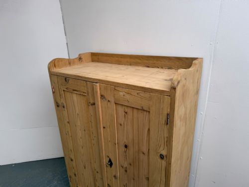 A SUPERBLY FITTED VICTORIAN ANTIQUEOLD PINE STORAGE CUPBOARD TO WAXPAINT - ADDITIONAL PHOTO 4