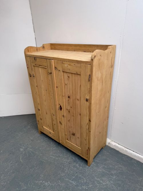 A SUPERBLY FITTED VICTORIAN ANTIQUEOLD PINE STORAGE CUPBOARD TO WAXPAINT