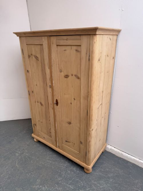 A CRACKING SHALLOW VICTORIAN ANTIQUEOLD PINE STORAGE CUPBOARD TO WAXPAINT