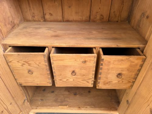 A CRACKING SHALLOW VICTORIAN ANTIQUEOLD PINE STORAGE CUPBOARD TO WAXPAINT - ADDITIONAL PHOTO 5