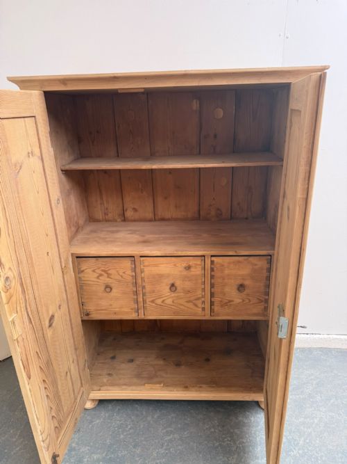 A CRACKING SHALLOW VICTORIAN ANTIQUEOLD PINE STORAGE CUPBOARD TO WAXPAINT - ADDITIONAL PHOTO 6