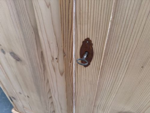 A CRACKING SHALLOW VICTORIAN ANTIQUEOLD PINE STORAGE CUPBOARD TO WAXPAINT - ADDITIONAL PHOTO 7