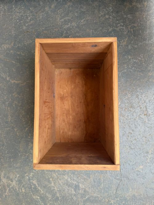A CRACKING SHALLOW VICTORIAN ANTIQUEOLD PINE STORAGE CUPBOARD TO WAXPAINT - ADDITIONAL PHOTO 8
