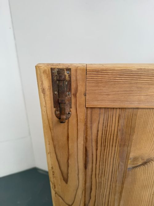 A CRACKING SHALLOW VICTORIAN ANTIQUEOLD PINE STORAGE CUPBOARD TO WAXPAINT - ADDITIONAL PHOTO 9