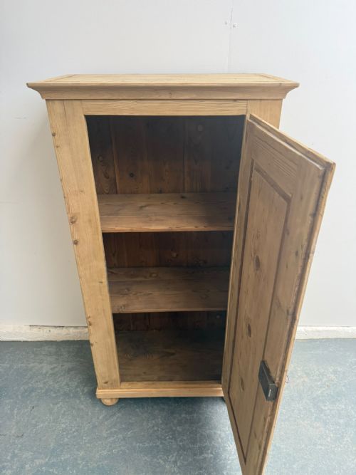 A MINT CLEAN VICTORIAN ANTIQUEOLD PINE VENTED KITCHEN CUPBOARD TO WAXPAINT - ADDITIONAL PHOTO 4