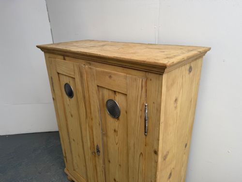 A FANTASTIC VICTORIAN ANTIQUEOLD PINE VENTED KITCHEN CUPBOARD TO WAXPAINT - ADDITIONAL PHOTO 2