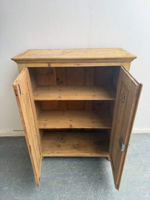 A FANTASTIC VICTORIAN ANTIQUEOLD PINE VENTED KITCHEN CUPBOARD TO WAXPAINT - ADDITIONAL PHOTO 8