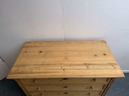 AN AMAZING EXTRA LARGE ANTIQUE PINE VICTORIAN 4 DRAWER CHEST OF DRAWERS TO WAXPAINT - ADDITIONAL PHOTO 7