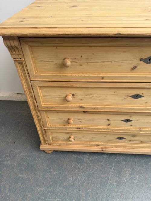 AN AMAZING EXTRA LARGE ANTIQUE PINE VICTORIAN 4 DRAWER CHEST OF DRAWERS TO WAXPAINT - ADDITIONAL PHOTO 9