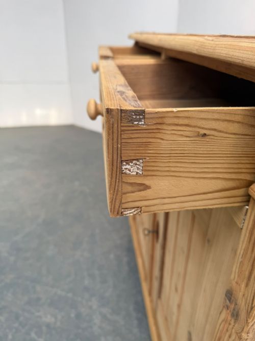 A CRACKING VICTORIAN ANTIQUEOLD PINE 2 DOOR KITCHEN DRESSER BASE TO WAXPAINT - ADDITIONAL PHOTO 5