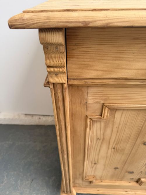 A LOVELY GEORGIAN ANTIQUEOLD PINE 2 DOOR KITCHEN DRESSER BASE TO WAXPAINT - ADDITIONAL PHOTO 3