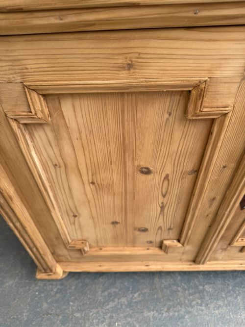 A LOVELY GEORGIAN ANTIQUEOLD PINE 2 DOOR KITCHEN DRESSER BASE TO WAXPAINT - ADDITIONAL PHOTO 1