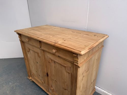A LOVELY GEORGIAN ANTIQUEOLD PINE 2 DOOR KITCHEN DRESSER BASE TO WAXPAINT - ADDITIONAL PHOTO 2