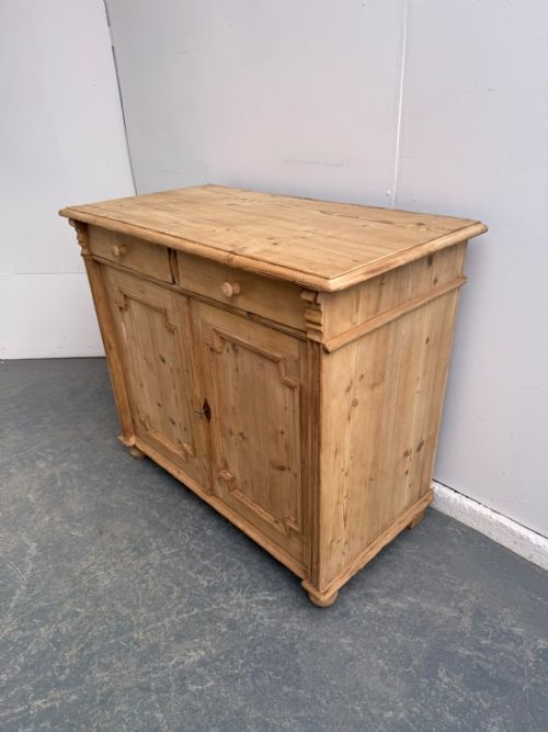 A LOVELY GEORGIAN ANTIQUEOLD PINE 2 DOOR KITCHEN DRESSER BASE TO WAXPAINT