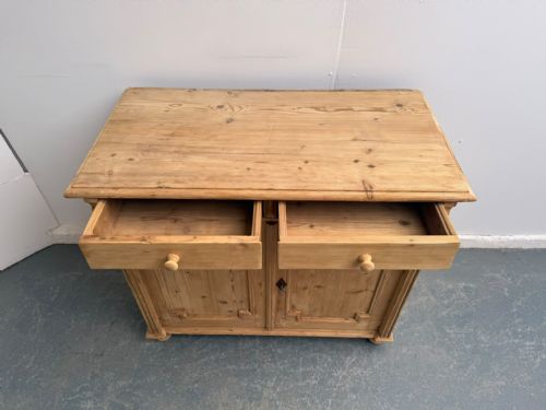 A LOVELY GEORGIAN ANTIQUEOLD PINE 2 DOOR KITCHEN DRESSER BASE TO WAXPAINT - ADDITIONAL PHOTO 5