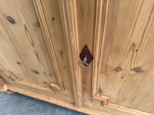 A LOVELY GEORGIAN ANTIQUEOLD PINE 2 DOOR KITCHEN DRESSER BASE TO WAXPAINT - ADDITIONAL PHOTO 6