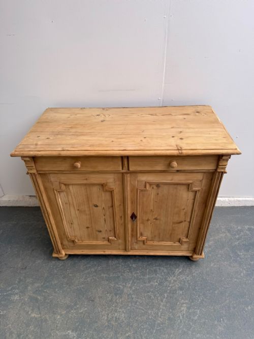 A LOVELY GEORGIAN ANTIQUEOLD PINE 2 DOOR KITCHEN DRESSER BASE TO WAXPAINT - ADDITIONAL PHOTO 7