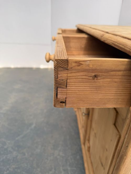 A LOVELY GEORGIAN ANTIQUEOLD PINE 2 DOOR KITCHEN DRESSER BASE TO WAXPAINT - ADDITIONAL PHOTO 8