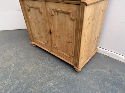 A LOVELY GEORGIAN ANTIQUEOLD PINE 2 DOOR KITCHEN DRESSER BASE TO WAXPAINT - ADDITIONAL PHOTO 9