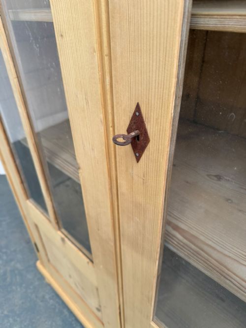 A HUGE VICTORIAN ANTIQUE OLD PINE GLAZED DISPLAY CABINET TO WAX PAINT - ADDITIONAL PHOTO 7