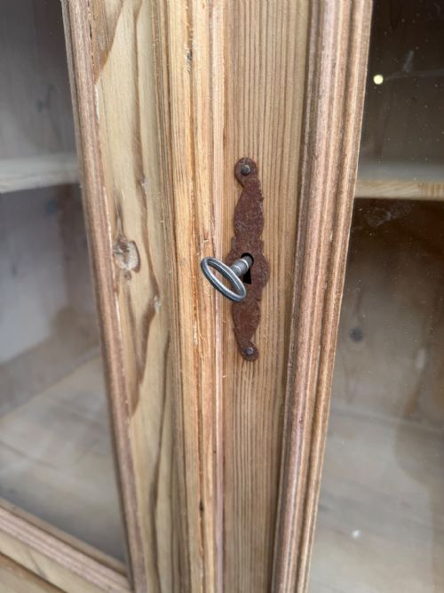 AN EARLY VICTORIAN ANTIQUE PINE 4 DOOR GLAZED DISPLAY CABINET TO WAX PAINT - ADDITIONAL PHOTO 3